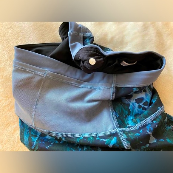 Lululemon- Running in the City 7/8 Tight- Size 6 - Picture 5 of 5